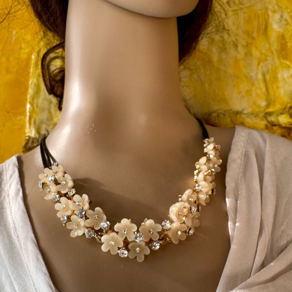 Cute Floral Necklace - Picture 2 of 5